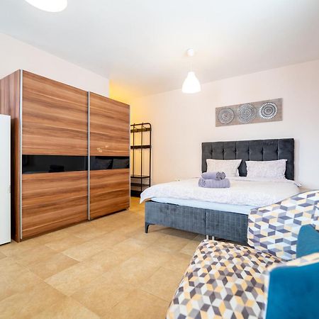 Lovely Apartment In Studentski Grad Sofia Bagian luar foto